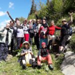 eine gruppe von jubelnder jodlerinnen auf der alm zum gruppenfoto aufgestellt