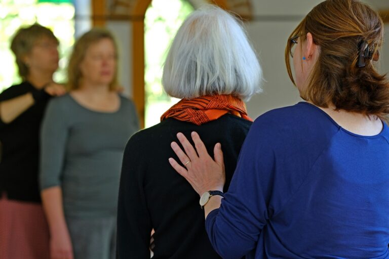 Ursula Scribano leitet eine Neuro-Regulating-Voice Übung im Seminar Freie Stimme unter Stress