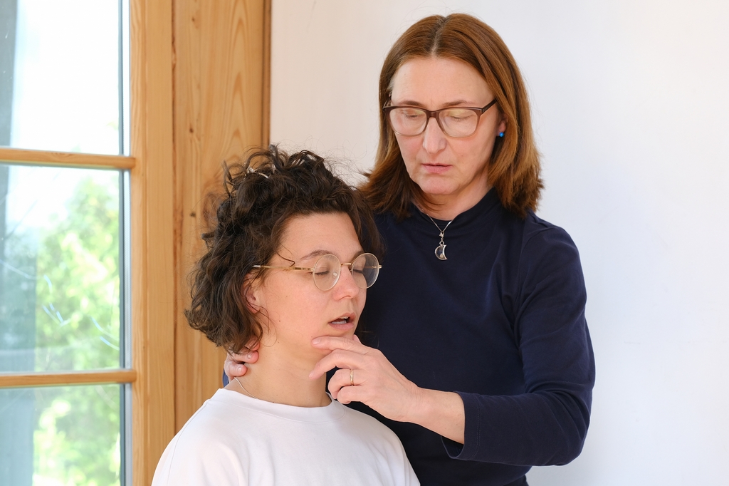 Ursula Scribano löst im individuellen Stimmcoaching behutsam die Kaumuskulatur einer Klientin, in dem sie den Unterkiefer sanft ausschüttelt