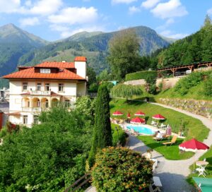 blick auf das hotel villa excelsior mit pool